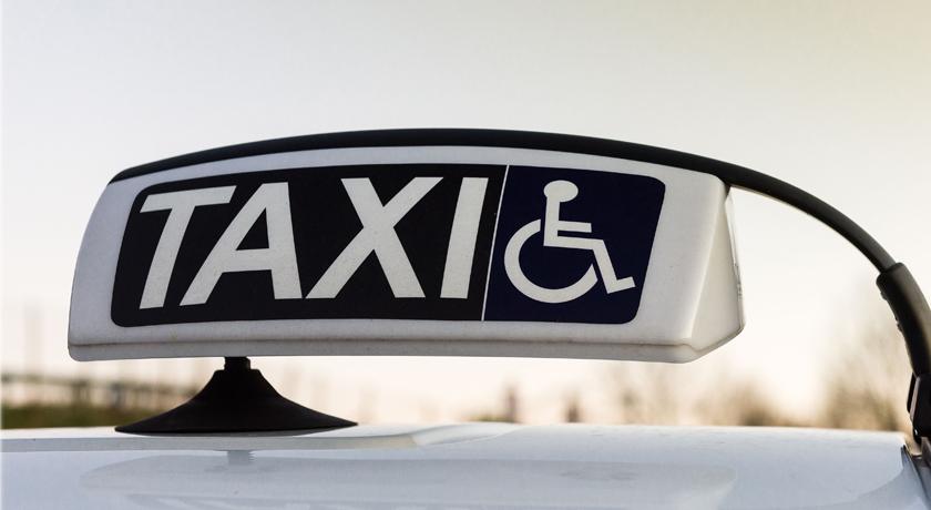 Demanda contra el Instituto Metropolitano del Taxi por la falta de vehículos adaptados