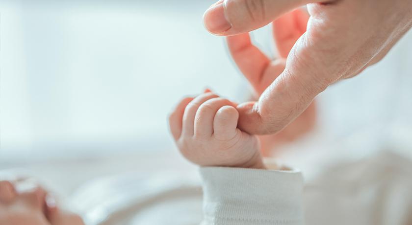 El TC reconoce el derecho de las familias monoparentales a un permiso de nacimiento igualitario