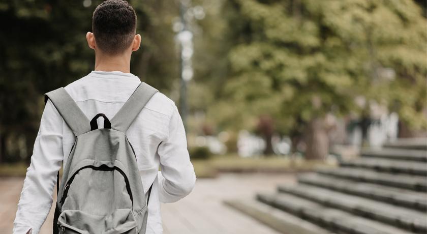Joven estudiante camina 