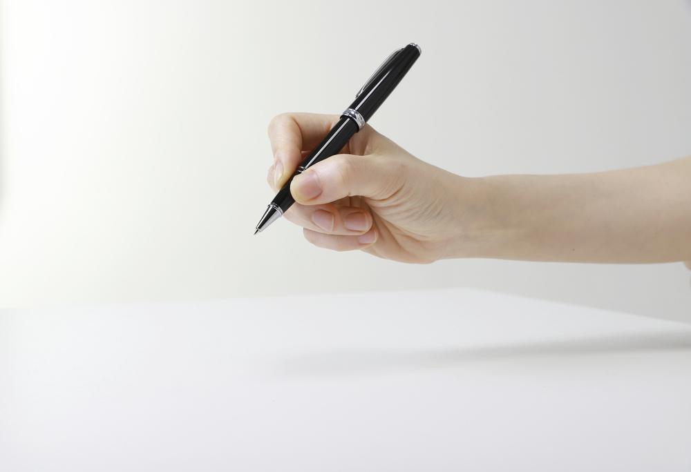 Mà de dona sosté una ploma estilograf
