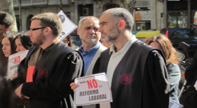 Integrants del Col·lectiu Ronda participen en la concentració d’advocats i advocades laboralistes davant la seu de la Magistratura del Treball a Barcelona en protesta per la Reforma Laboral.
