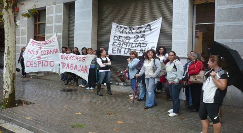 Les 23 treballadores de l’empresa tèxtil mataronina Prior Mode protagonitzen concentracions de protesta a les portes de la fàbrica després de perdre la seva feina d’un dia per l’altre.
